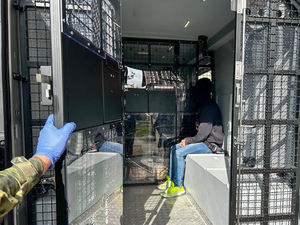 funkcjonariusze Straży Granicznej doprowadzają obywatela Ukrainy na przejście graniczne funkcjonariusze Straży Granicznej doprowadzają obywatela Ukrainy na przejście graniczne