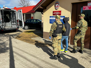 funkcjonariusze Straży Granicznej doprowadzają obywatela Ukrainy na przejście graniczne funkcjonariusze Straży Granicznej doprowadzają obywatela Ukrainy na przejście graniczne