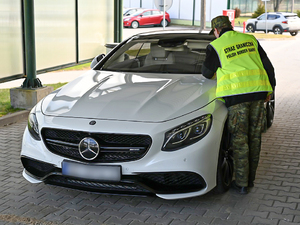 funkcjonariusze z Warmińsko-Mazurskiego Oddziału Straży Granicznej odzyskali skradzione mercedesy funkcjonariusze z Warmińsko-Mazurskiego Oddziału Straży Granicznej odzyskali skradzione mercedesy