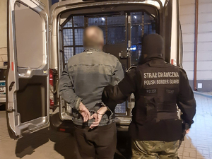 funkcjonariusze Straży Granicznej doprowadzają obywatela Ukrainy na przejście graniczne funkcjonariusze Straży Granicznej doprowadzają obywatela Ukrainy na przejście graniczne