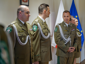 pożegnanie oficera Straży Granicznej z mundurem pożegnanie oficera Straży Granicznej z mundurem