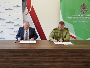 Komendant Warmińsko-Mazurskiego Oddziału Straży Granicznej gen. bryg. SG Daniel Wojtaszkiewicz i Dyrektor Zakładu Linii Kolejowych w Olsztynie Pan Krzysztof Wałdowski podpisują porozumienie Komendant Warmińsko-Mazurskiego Oddziału Straży Granicznej gen. bryg. SG Daniel Wojtaszkiewicz i Dyrektor Zakładu Linii Kolejowych w Olsztynie Pan Krzysztof Wałdowski podpisują porozumienie