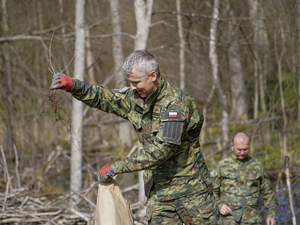 funkcjonariusz z Warmińsko-Mazurskiego Oddziału Straży Granicznej podczas sadzenia lasu funkcjonariusz z Warmińsko-Mazurskiego Oddziału Straży Granicznej podczas sadzenia lasu
