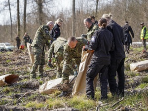 funkcjonariusze z Warmińsko-Mazurskiego Oddziału Straży Granicznej z młodzieżą podczas sadzenia lasu funkcjonariusze z Warmińsko-Mazurskiego Oddziału Straży Granicznej z młodzieżą podczas sadzenia lasu