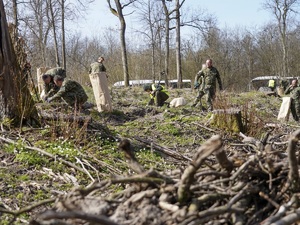funkcjonariusze z Warmińsko-Mazurskiego Oddziału Straży Granicznej podczas sadzenia lasu funkcjonariusze z Warmińsko-Mazurskiego Oddziału Straży Granicznej podczas sadzenia lasu