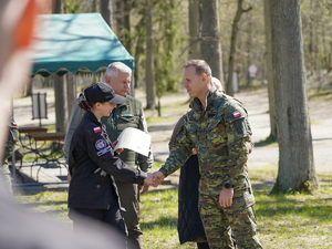 Komendant Warmińsko-Mazurskiego Oddziału Straży Granicznej gen. bryg. SG Daniel Wojtaszkiewicz i Nadleśniczy Nadleśnictwa Srokowo Pan Zenon Piotrowicz wręczają młodzieży certyfikaty Komendant Warmińsko-Mazurskiego Oddziału Straży Granicznej gen. bryg. SG Daniel Wojtaszkiewicz i Nadleśniczy Nadleśnictwa Srokowo Pan Zenon Piotrowicz wręczają młodzieży certyfikaty