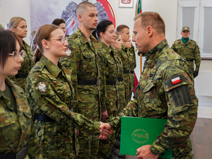 Komendant Warmińsko-Mazurskiego Oddziału Straży Granicznej gen.bryg. SG Daniel Wojtaszkiewicz wręcza akty mianowania Komendant Warmińsko-Mazurskiego Oddziału Straży Granicznej gen.bryg. SG Daniel Wojtaszkiewicz wręcza akty mianowania