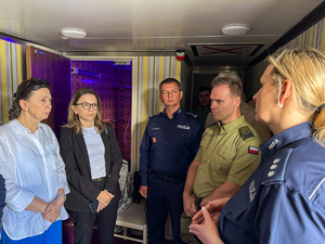uczestnicy przedsięwzięcia w pojeździe zagadek „Escapetruck” uczestnicy przedsięwzięcia w pojeździe zagadek „Escapetruck”
