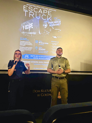funkcjonariusze z PSG w Gołdapi wzięli udział w projekcie profilaktycznym z użyciem pojazdu Escape Truck. funkcjonariusze z PSG w Gołdapi wzięli udział w projekcie profilaktycznym z użyciem pojazdu Escape Truck.