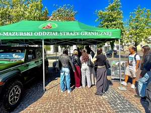 młodzież przy stoisku Warmińsko-Mazurskiego Oddziału SG młodzież przy stoisku Warmińsko-Mazurskiego Oddziału SG