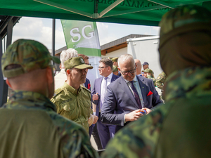 gen. bryg. SG Daniel Wojtaszkiewicz i Pan Radosław Król przy stoisku Warmińsko-Mazurskiego Oddziału Straży Granicznej gen. bryg. SG Daniel Wojtaszkiewicz i Pan Radosław Król przy stoisku Warmińsko-Mazurskiego Oddziału Straży Granicznej