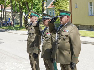 Komendant Warmińsko-Mazurskiego Oddziału Straży Granicznej gen. bryg. SG Daniel Wojtaszkiewicz wraz z zastępcami składa kwiaty pod pomnikiem patrona Komendant Warmińsko-Mazurskiego Oddziału Straży Granicznej gen. bryg. SG Daniel Wojtaszkiewicz wraz z zastępcami składa kwiaty pod pomnikiem patrona