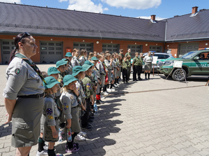 zuchy i harcerze w trakcie spotkania zuchy i harcerze w trakcie spotkania