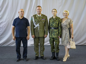pamiątkowe zdjęcie ślubującej funkcjonariuszki SG z Komendantem Warmińsko-Mazurskiego Oddziału Straży Granicznej gen. bryg. SG Danielem Wojtaszkiewiczem pamiątkowe zdjęcie z Komendantem Warmińsko-Mazurskiego Oddziału Straży Granicznej gen. bryg. SG Danielem Wojtaszkiewiczem