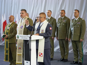 kapelani udzielają błogosławieństwa nowym funkcjonariuszom Straży Granicznej kapelani udzielają błogosławieństwa nowym funkcjonariuszom Straży Granicznej