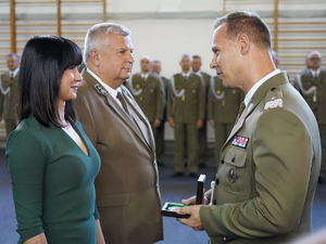 Komendant Warmińsko-Mazurskiego Oddziału Straży Granicznej gen. bryg. SG Daniel Wojtaszkiewicz wręcza medale 35-lecia powołania SG Komendant Warmińsko-Mazurskiego Oddziału Straży Granicznej gen. bryg. SG Daniel Wojtaszkiewicz wręcza medale 35-lecia powołania SG