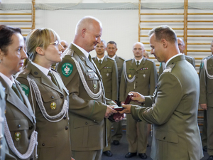 Komendant Warmińsko-Mazurskiego Oddziału Straży Granicznej gen. bryg. SG Daniel Wojtaszkiewicz wręcza pamiątkowe medale W-MOSG Komendant Warmińsko-Mazurskiego Oddziału Straży Granicznej gen. bryg. SG Daniel Wojtaszkiewicz wręcza pamiątkowe medale W-MOSG
