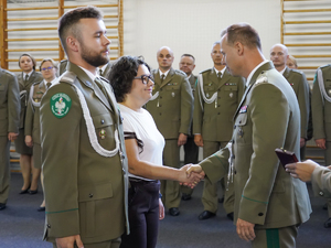 Komendant Warmińsko-Mazurskiego Oddziału Straży Granicznej gen. bryg. SG Daniel Wojtaszkiewicz wręcza pamiątkowe medale W-MOSG Komendant Warmińsko-Mazurskiego Oddziału Straży Granicznej gen. bryg. SG Daniel Wojtaszkiewicz wręcza pamiątkowe medale W-MOSG