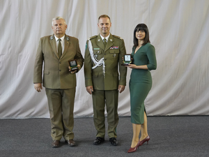 Nadleśniczy Nadleśnictwa Srokowo Zenon Piotrowicz, Komendant Warmińsko-Mazurskiego Oddziału Strazy Granicznej gen. bryg. SG Daniel Wojtaszkiewicz i Dziennikarka TVP3 Olsztyn Anna Kieres Nadleśniczy Nadleśnictwa Srokowo Zenon Piotrowicz, Komendant Warmińsko-Mazurskiego Oddziału Strazy Granicznej gen. bryg. SG Daniel Wojtaszkiewicz i Dziennikarka TVP3 Olsztyn Anna Kieres