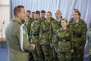 Komendant Warmińsko-Mazurskiego Oddziału Straży Granicznej gen. bryg. SG Daniel Wojtaszkiewicz rozmawia z nowymi funkcjonariuszami W-MOSG Komendant Warmińsko-Mazurskiego Oddziału Straży Granicznej gen. bryg. SG Daniel Wojtaszkiewicz rozmawia z nowymi funkcjonariuszami W-MOSG