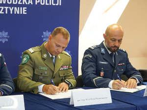 porozumienie podpisuje Komendant Warmińsko-Mazurskiego Oddziału Straży Granicznej gen. bryg. SG Daniel Wojtaszkiewicz oraz Komendant Powiatowy Policji w Ełku mł. insp. Damian Bekulard porozumienie podpisuje Komendant Warmińsko-Mazurskiego Oddziału Straży Granicznej gen. bryg. SG Daniel Wojtaszkiewicz