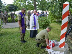 Komendant Placówki Straży Granicznej w Olsztynie ppłk SG Robert Łachacz składa kwiaty w miejscu pamięci funkcjonariusze oddali hołd Bohaterom