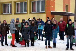 Uczestnicy ferii w oczekiwaniu na wyjazd do Gdańska 