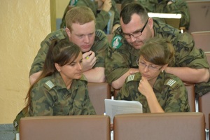 Zawodnicy podczas pisania testu z wiedzy o słuzbie 