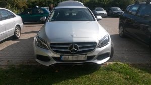 Zatrzymany mercedes do kontroli drogowej 